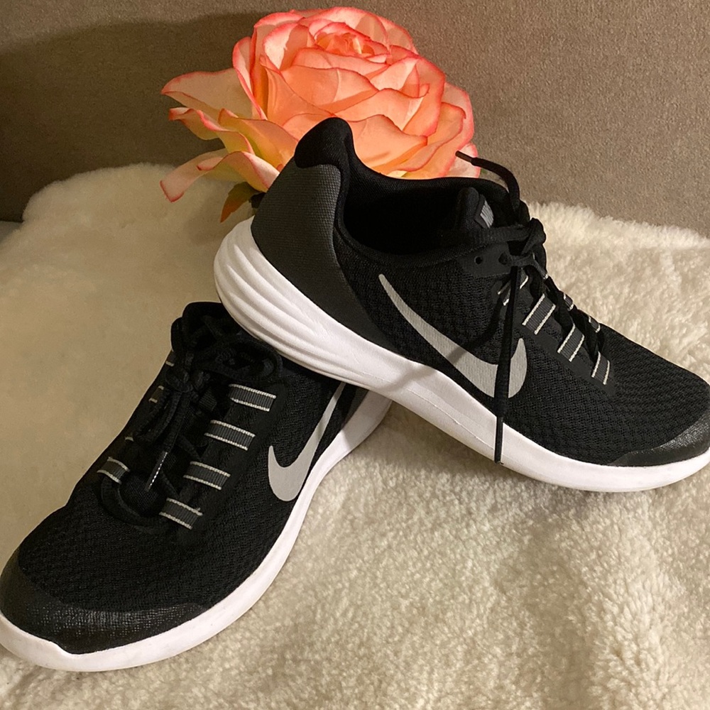 Nike running shoes in excellent condition color black size 6.5Y size 8